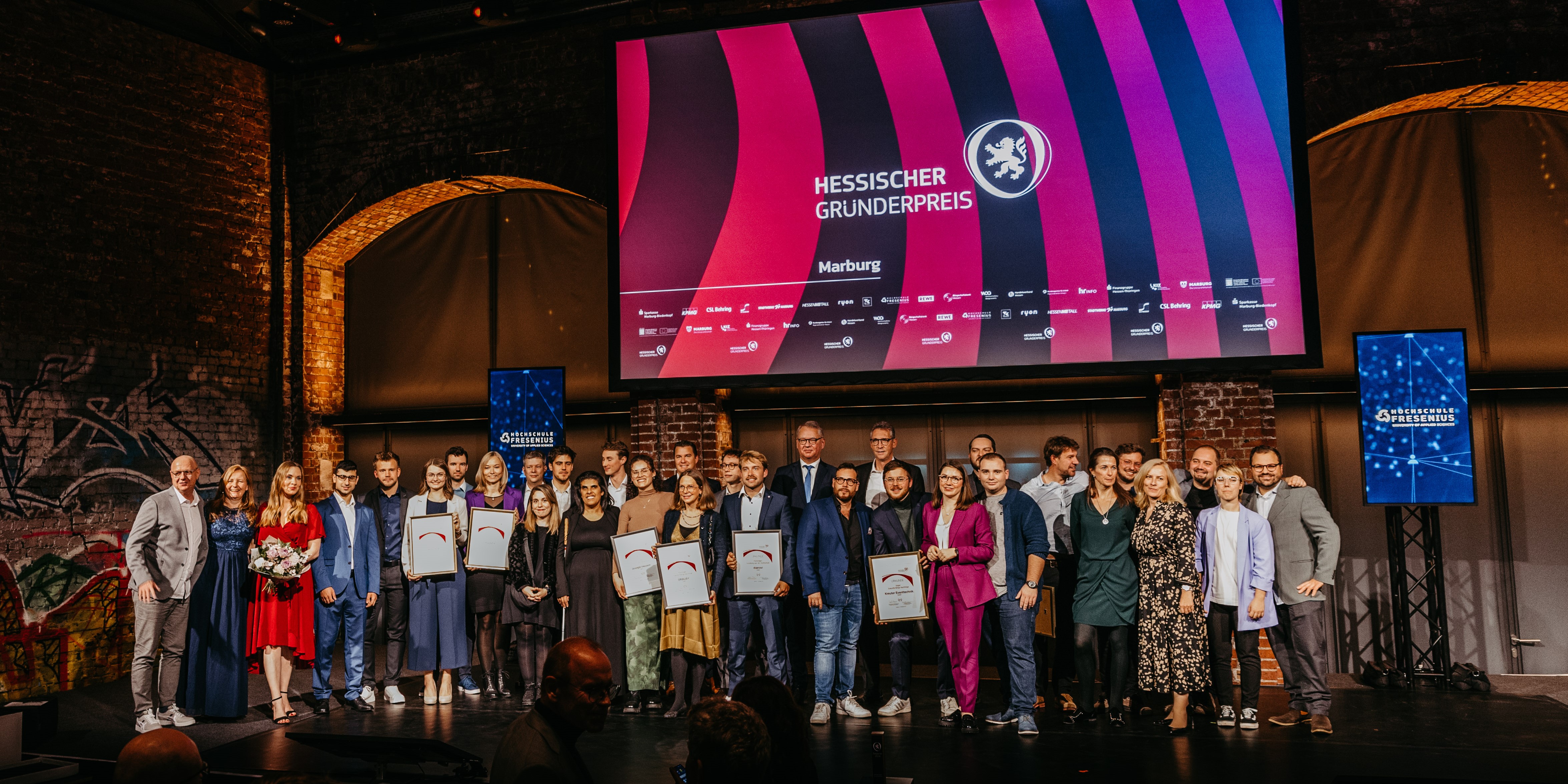 Alle Teilnehmenden bei der Preisverleihung des Hessischen Gründerpreises 2024 in Marburg